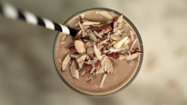 How to make a banana and peanut butter smoothie